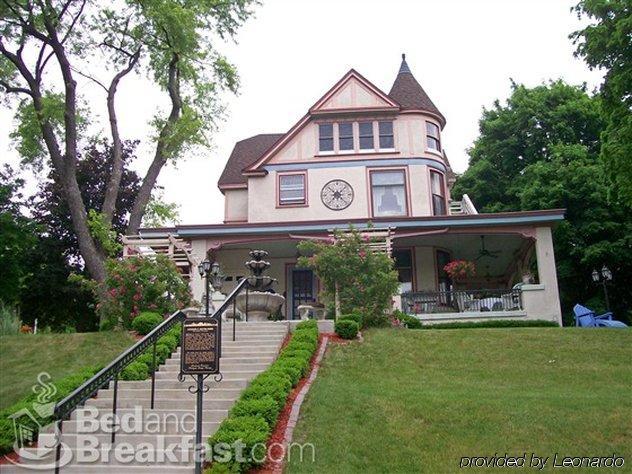 Isadoras Bed And Breakfast West Bend Exterior photo