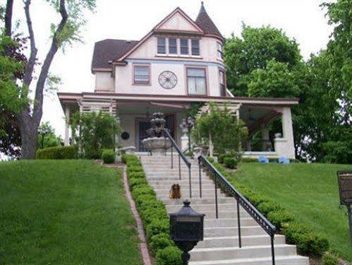 Isadoras Bed And Breakfast West Bend Exterior photo